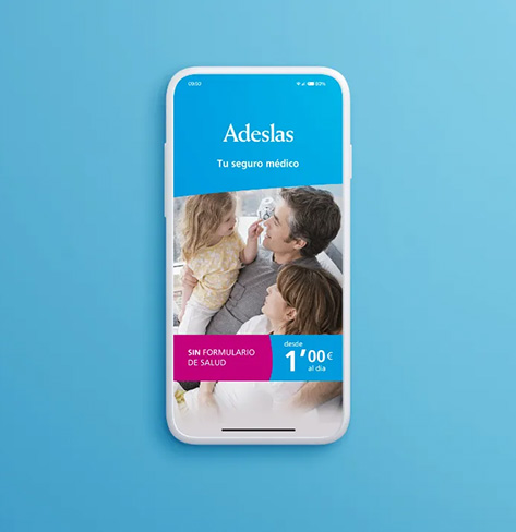 Móvil con un anuncio de Adeslas sobre fondo azul: una familia y el precio desde 1 euro al día